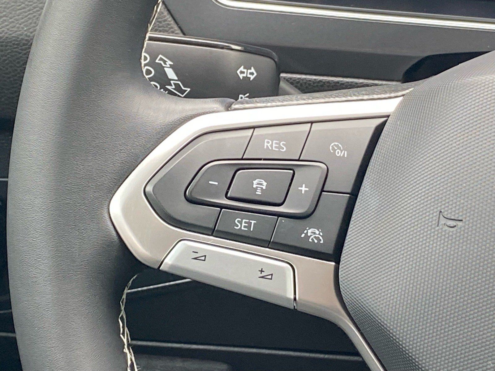 Certified 2023 Volkswagen Tiguan SE w/ Panoramic Sunroof Package FWD image 7