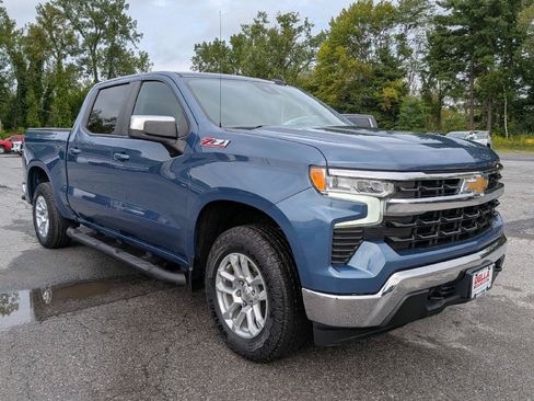 Used 2024 Chevrolet Silverado 1500 LT w/ Z71 Off-Road Package AWD/4WD image 4