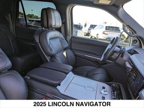 Used 2025 Lincoln Navigator Reserve w/ Jet Appearance Package image 24