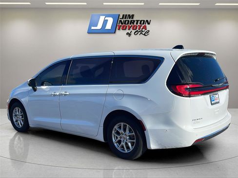 Used 2023 Chrysler Pacifica Touring-L image 7