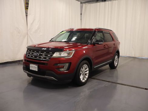 Used 2017 Ford Explorer XLT w/ Equipment Group 202A FWD image 6