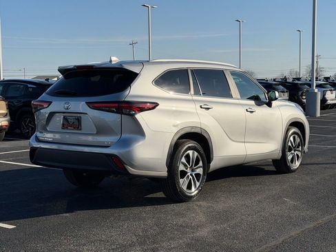 Used 2024 Toyota Highlander XLE image 5