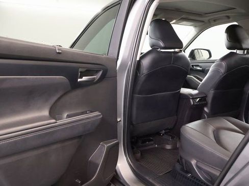 Certified 2025 Toyota Highlander XLE image 28