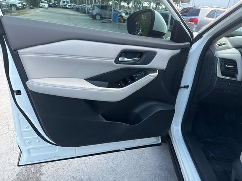 Used 2023 Nissan Rogue SV w/ SV Premium B Package FWD image 11