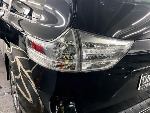 Used 2017 Toyota Sienna SE image 29