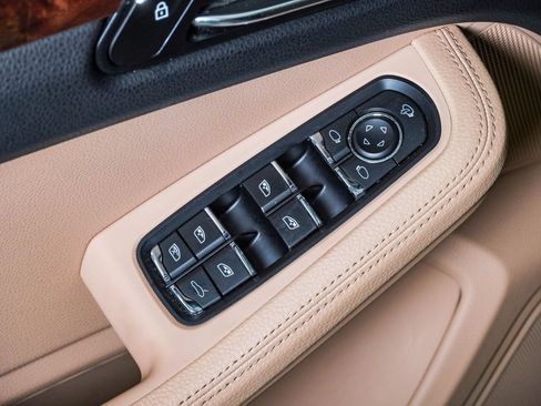 Used 2023 Porsche Macan Turbo AWD/4WD image 26
