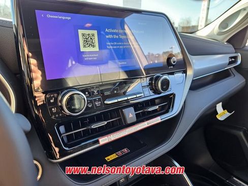 New 2026 Toyota Highlander Platinum image 9