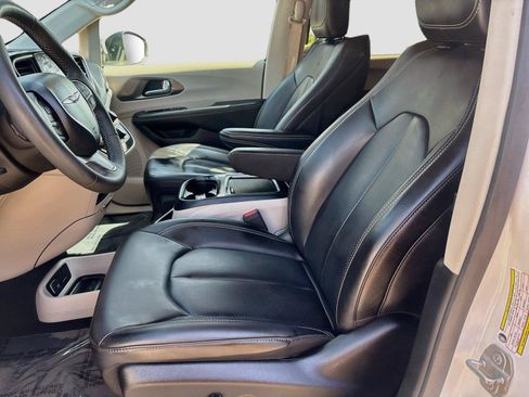 Used 2023 Chrysler Pacifica Touring-L FWD image 19