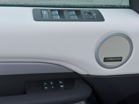 New 2026 Land Rover Discovery Limited Edition AWD/4WD image 24