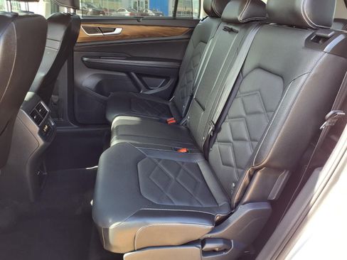 Used 2025 Volkswagen Atlas SE image 24