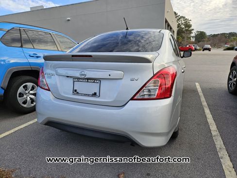 Used 2018 Nissan Versa SV image 9