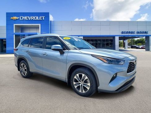 Used 2024 Toyota Highlander XLE FWD image 1