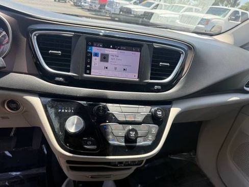 Used 2022 Chrysler Voyager LX FWD image 15