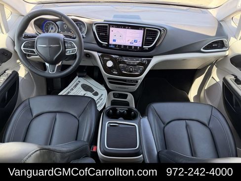 Used 2024 Chrysler Pacifica Touring-L FWD image 10