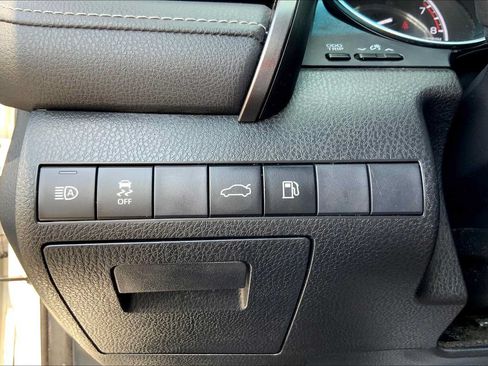 Used 2018 Toyota Camry SE FWD image 30