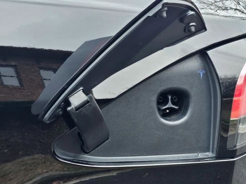 Used 2023 Tesla Model S AWD image 30