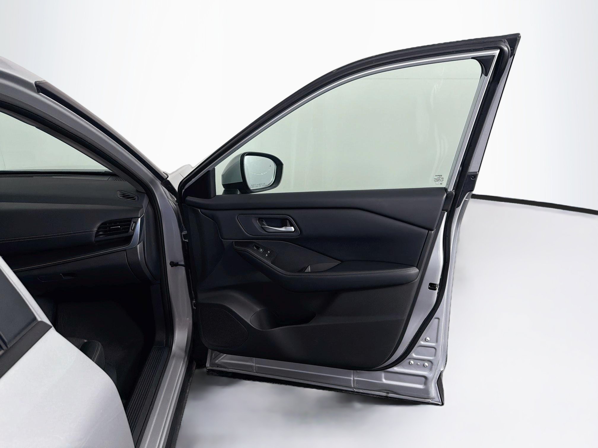 Used 2025 Nissan Rogue SV FWD image 33