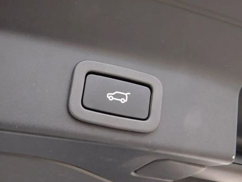 Used 2019 Jaguar F-PACE Premium image 8