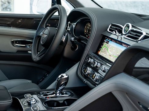 Used 2025 Bentley Bentayga V8 image 35