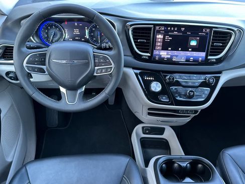 Used 2024 Chrysler Pacifica Touring-L FWD image 15