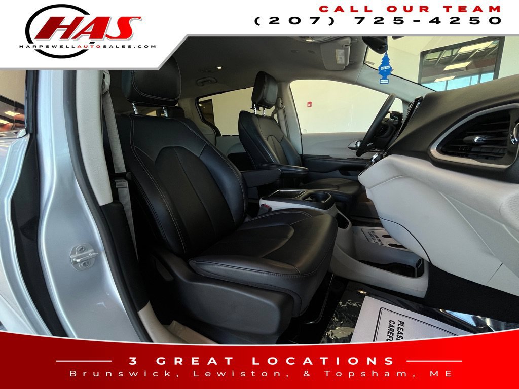 Used 2024 Chrysler Pacifica Touring-L FWD image 12