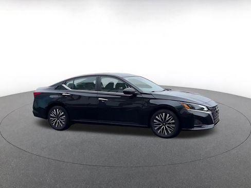 Used 2025 Nissan Altima 2.5 SV image 2