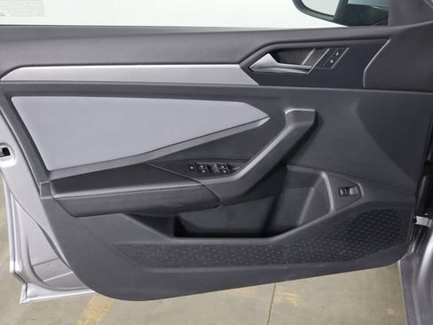 Used 2025 Volkswagen Jetta SE FWD image 18