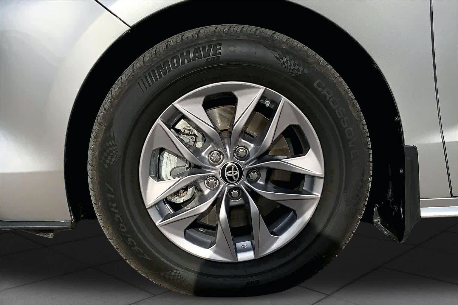Used 2024 Toyota Sienna XLE FWD image 11