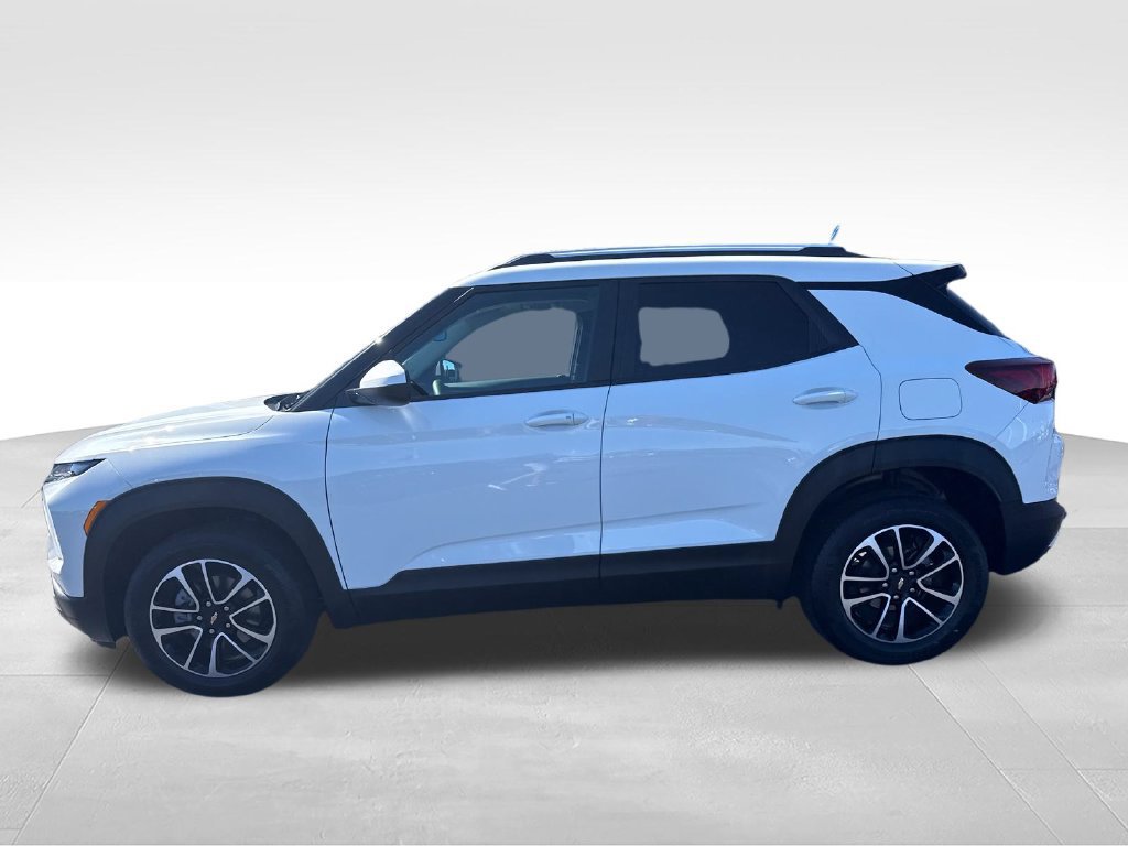 Used 2025 Chevrolet TrailBlazer LT AWD/4WD image 2