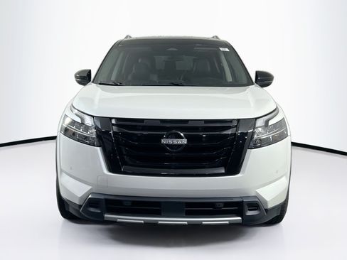 Used 2023 Nissan Pathfinder Platinum AWD/4WD image 2