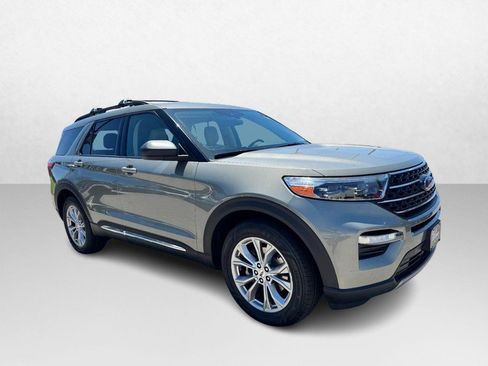 Used 2020 Ford Explorer XLT w/ Equipment Group 202A AWD/4WD image 3