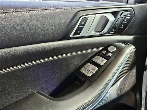 Used 2025 BMW X7 M60i image 9