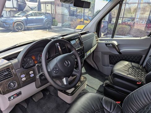 Used 2017 Mercedes-Benz Sprinter 2500 image 12