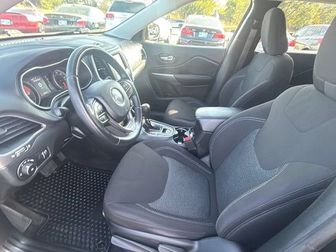 Used 2019 Jeep Cherokee Latitude w/ Cold Weather Group AWD/4WD image 22