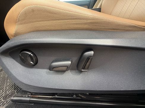 Used 2022 Volkswagen Tiguan SE w/ Panoramic Sunroof Package image 26