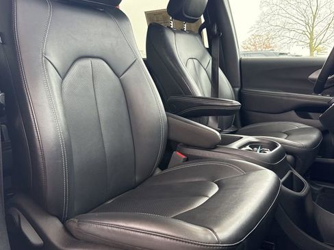 Used 2025 Chrysler Pacifica Select image 33