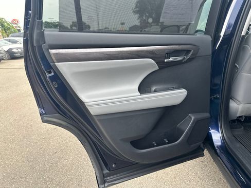 Used 2021 Toyota Highlander Limited AWD/4WD image 30