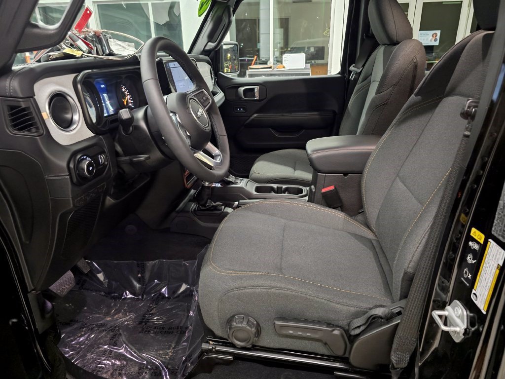 Used 2026 Jeep Wrangler Unlimited Sahara AWD/4WD image 15