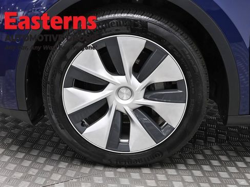 Used 2022 Tesla Model Y Long Range image 25
