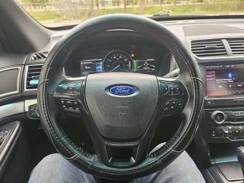 Used 2016 Ford Explorer XLT w/ Equipment Group 202A AWD/4WD image 15