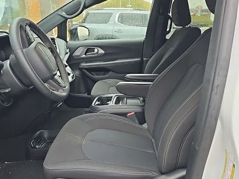 Certified 2024 Chrysler Pacifica Touring image 3