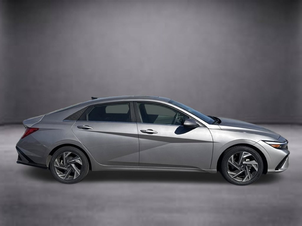 Used 2025 Hyundai Elantra SEL FWD image 3