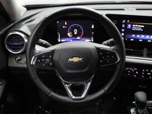 Used 2025 Chevrolet Trax LT w/ LT Convenience Package image 25