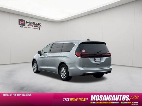 Used 2023 Chrysler Pacifica Touring-L FWD image 5