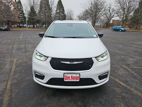 Used 2024 Chrysler Pacifica Limited w/ Uconnect Theater Family Group image 9