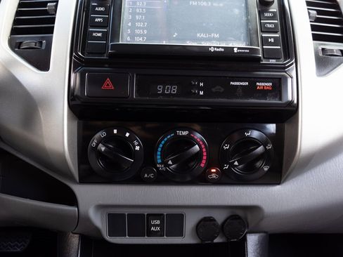 Used 2014 Toyota Tacoma PreRunner image 31