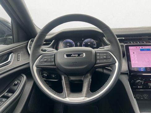 Used 2025 Jeep Grand Cherokee L Limited w/ Luxury Tech Group II image 12