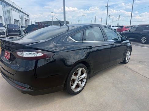 Used 2016 Ford Fusion SE FWD image 3