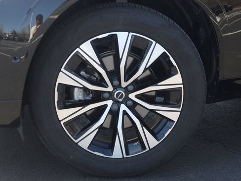Used 2024 Volvo XC60 B5 Plus w/ Protection Package Premier AWD/4WD image 8