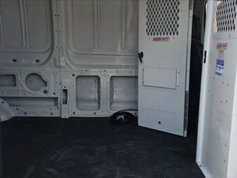 Used 2022 Ford E-Transit Medium Roof image 13